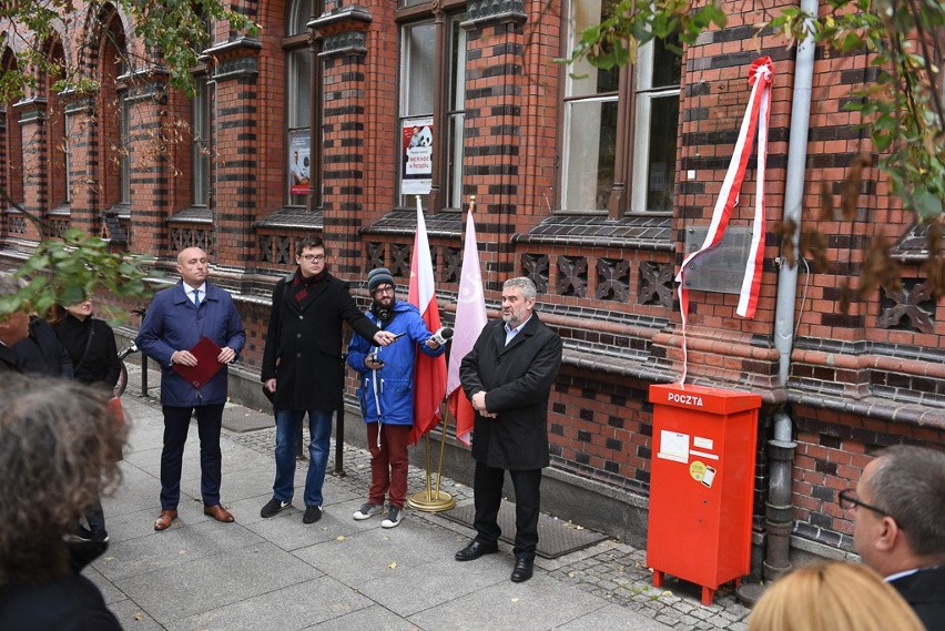 Na budynku poczty w Toruniu odsłonięto pamiątkową tablicę