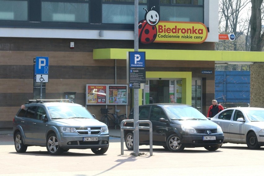 Płatne parkowanie przed sklepami Biedronki zostało wzięte...