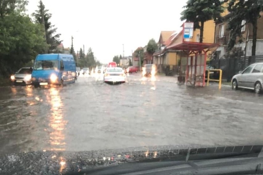 Białystok. Burza i ulewa nad miastem. Zalane ulice i chodniki. Wiele z nich było nieprzejezdnych 1.07.2021 [ZDJĘCIA] 