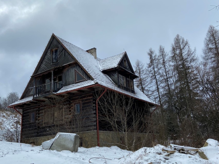 Nowa zakopianka. Drogowcy rozebrali i przenieśli dom znanego poety Jalu Kurka w Naprawie 