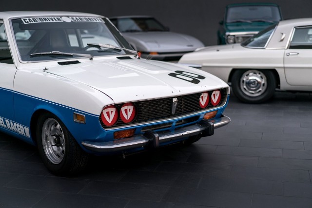W 1967 roku Mazda Cosmo Sport była pierwszym na świecie samochodem wyposażonym w silnik z dwoma tłokami obrotowymi. Model, znany poza Japonią jako 110S, był również pierwszą sportową Mazdą, której „geny” przetrwały w kolejnych legendach, takich jak Mazda RX‑7 i Mazda MX‑5, a także w obecnie produkowanych samochodach marki. Fot. Mazda