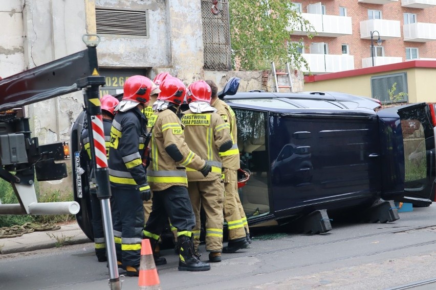 Toyota na ukraińskich numerach przewrócona na Wróblewskiego! Co się stało? ZDJĘCIA