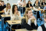 Opinie o maturze z angielskiego 2024. Jak uczniom poszedł egzamin? „Easy”, „Aż przyjemnie” – komentują maturzyści. Matura za nami