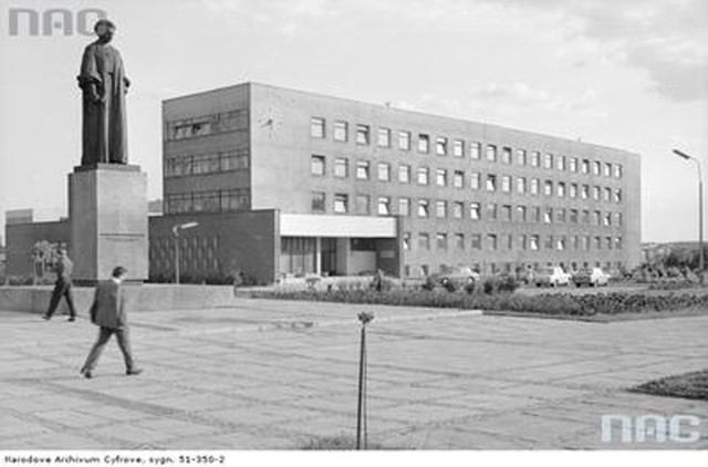 Odsłonięcie pomnika Marii Curie-Skłodowskiej odbyło się w 1964 roku.