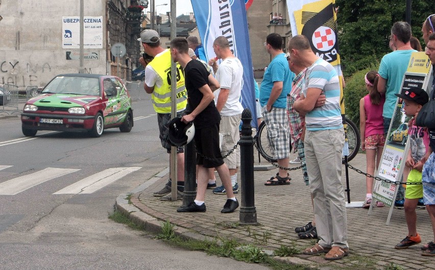 33 Grudziądzki Rajd Samochodowy. Próba na pl. Niepodległości