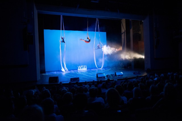 Spotkanie rozpoczęło się spektaklem Teatru Ocelot, łączącego dynamiczną akrobatykę, powietrzny balet, muzykę oraz pantomimę a zakończyło koncertem zespołu Raz Dwa Trzy opartym na repertuarze Wojciecha Młynarskiego.