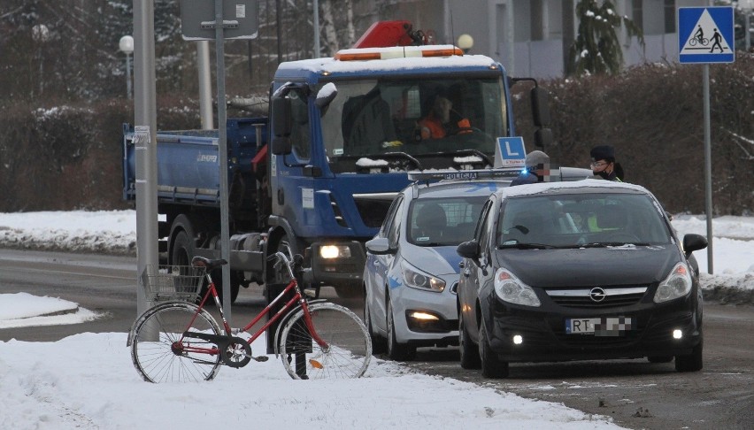 Wypadek w Tarnobrzegu. Ucierpiał rowerzysta potrącony przez samochod