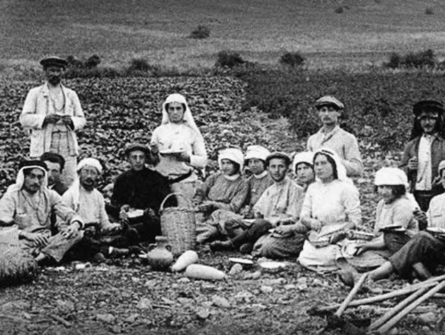 Druga alija. W latach 1904–1913 osiedliło się w Palestynie ok. 40 tys. Żydów z Rosji, Polski i Jemenu.
