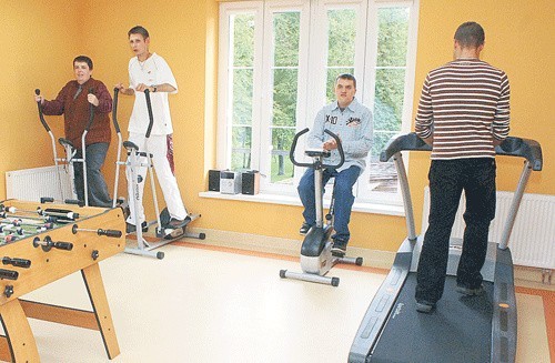 Rehabilitacja prowadzona jest między innymi w dobrze wyposażonej sali zajęć ruchowych. 