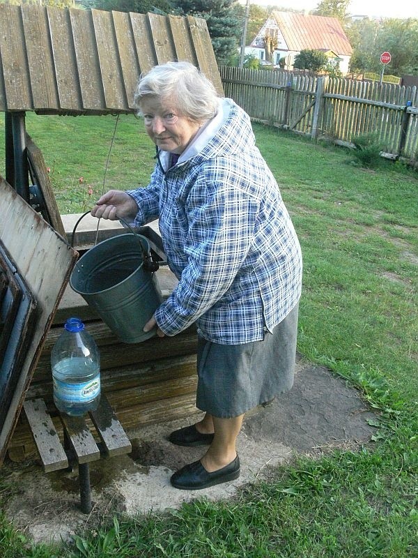 Pani Danuta Dulęba z Łącznej po pitną wodę wybrała się do studni syna w sąsiednim Osełkowie. Płynąca z kranów woda nie nadaje się do spożycia.
