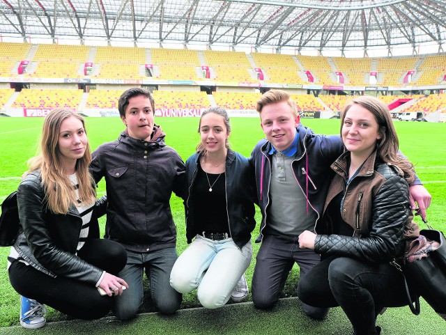 Od lewej: Weronika, Yannick, Anne, Loic i Natalia zwiedzali razem Stadion Miejski w Białymstoku. Bardzo im się podobał. - Jeszcze bardziej podobają mi się białostockie dziewczyny - śmieje się Loic.