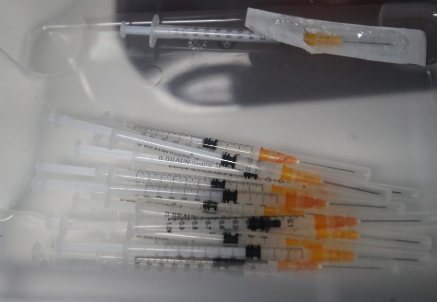 Szczepienia przeciwko SARS-CoV-2 w szpitalach. Czy pracownicy szczecińskiej służby zdrowia zdążą przed wyznaczonym terminem?