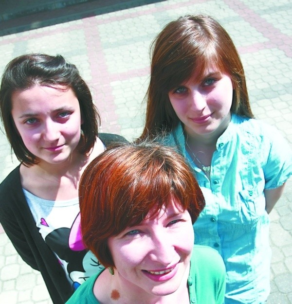 Koło Judaica to pomysł pani Buchowskiej - mówią Monika Kniżewska (z lewej z tyłu) i Ewa Świątecka (z prawej). Na pierwszym planie Anna Buchowska.