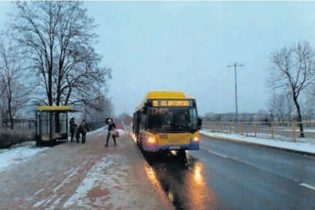 Podczas remontu wiaduktu zlikwidowano zatoczkę autobusową, bo była utworzona na dziko