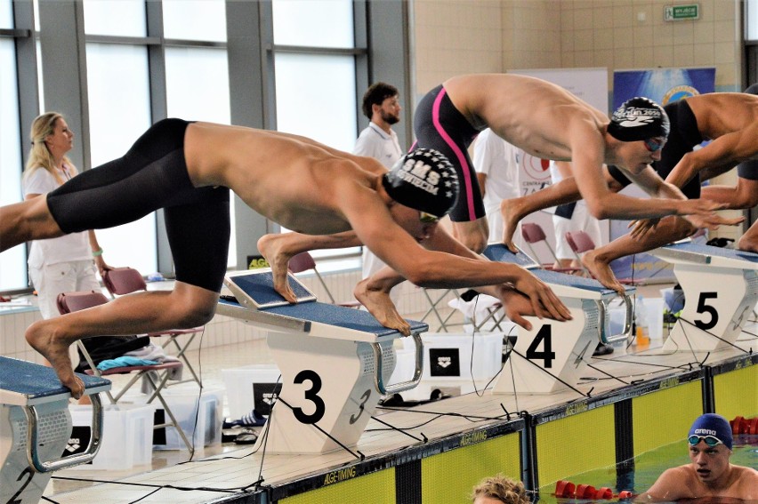 Pływanie. Czternaście medali Unii Oświęcim w mistrzostwach Polski juniorów 15-letnich. Do kraula trzeba dwojga [ZDJĘCIA]