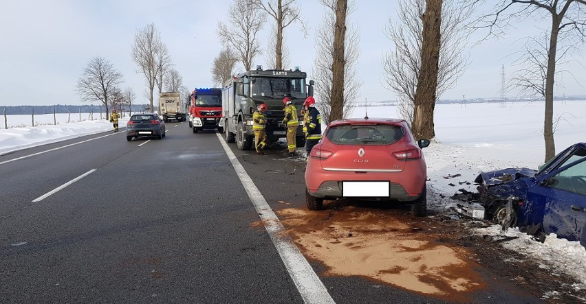 Czołowe zderzenie samochodów na DK6 między Mianowicami a...