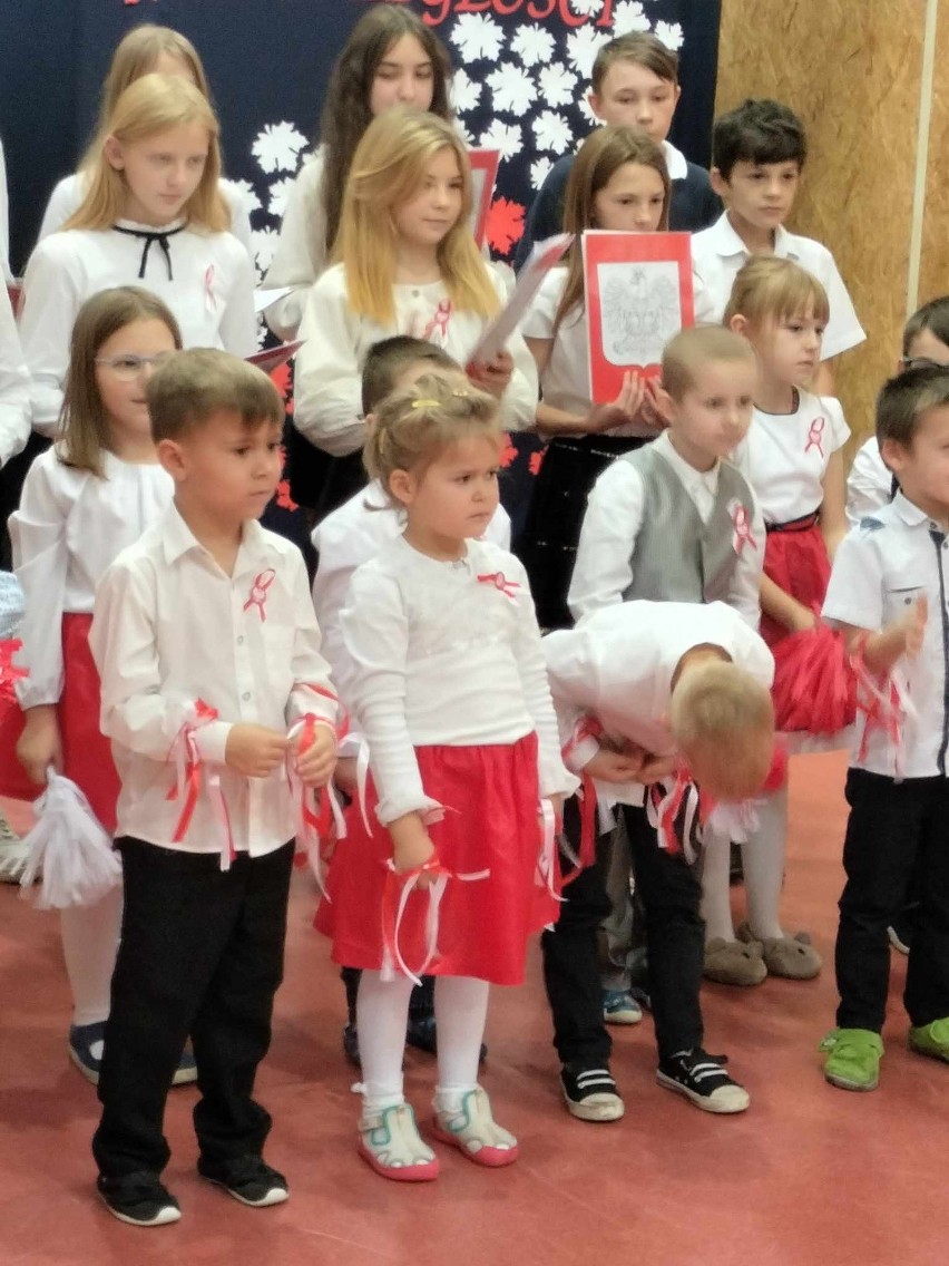 Akademia z okazji 105. rocznicy odzyskania niepodległości przez Polskę w PSP w Czarni. 10.11.2023