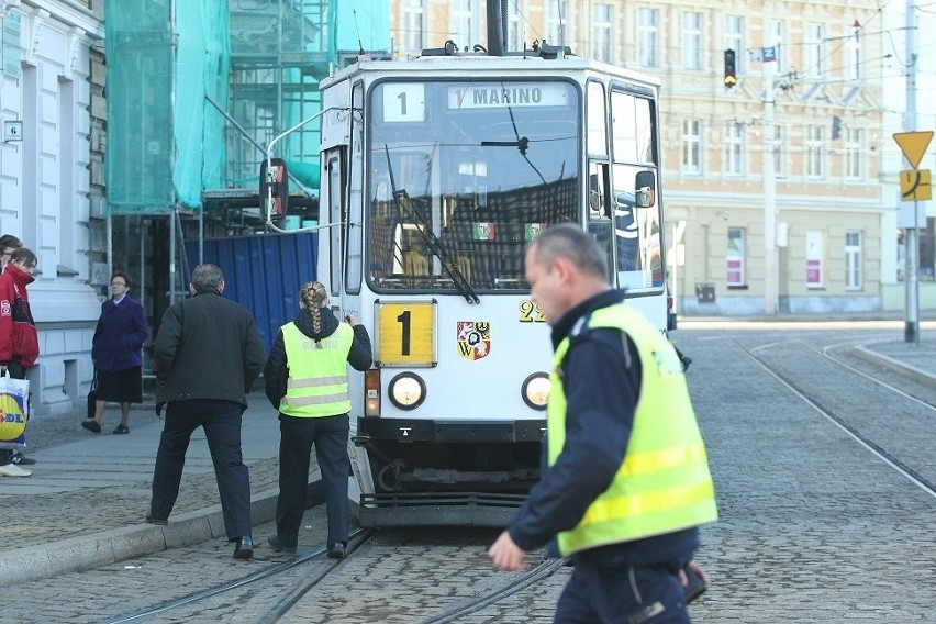 Wrocław: Tramwaj potrącił pieszego przy dworcu Nadodrze (ZDJĘCIA)