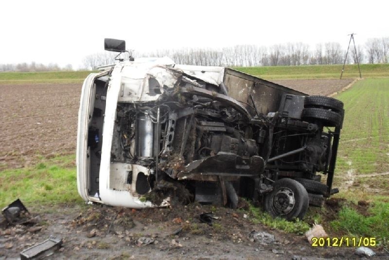 Winiary. Tragiczne zderzenie forda z ciężarówką. Zginął kierowca osobówki 