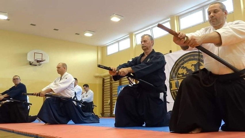 Głównym celem wspólnych treningów kenjutsu jest wymiana...