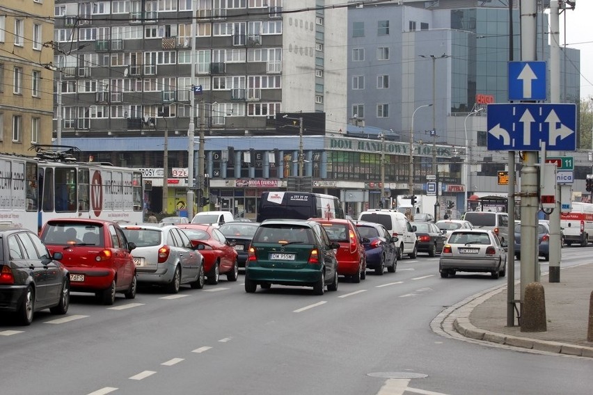 Remont Krupniczej. Korki na trasie objazdów zamkniętej ulicy (ZDJĘCIA)