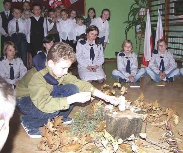 W świeczkowisku oprócz harcerzy wzięły udział władze gminy, rodzice i nauczyciele.