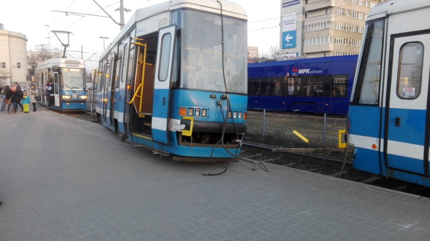 Tramwaj wykoleił się na placu Strzegomskim