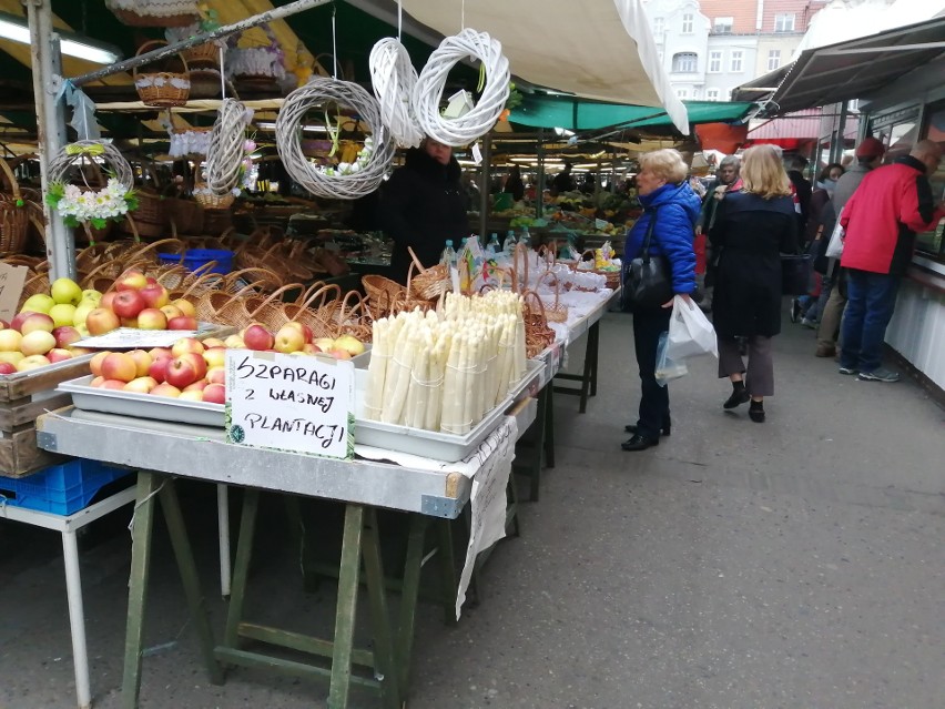 Szparagi najlepiej kupować na rynku od lokalnych dostawców