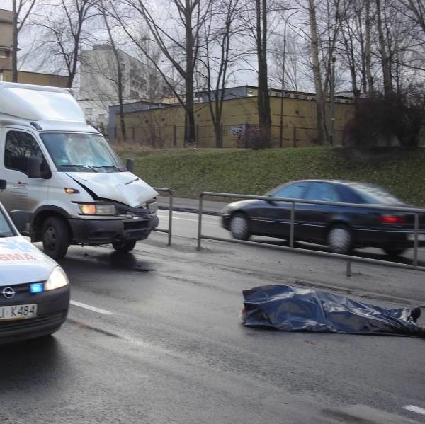 12 stycznia na ulicy Grzecznarowskiego w Radomiu zginał pieszy potrącony przez samochód.
