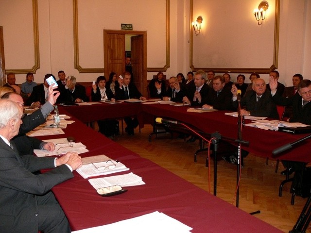 Do przyjęcia budżetu miasta na 2010 rok wystarczyło 12 głosów radnych koalicji Tarnobrzeskiego Porozumienia Prawicy - Prawa i Sprawiedliwości. Uchwałę budżetową poparł również Ryszard Kiper (radny niezależny).
