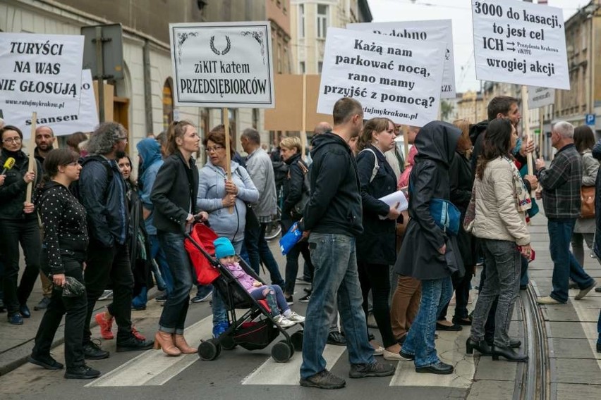 Protestujący przeciwko likwidacji miejsc postojowych...