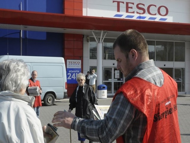 Związkowcy zorganizowali akcję przed Tesco na ul. Toruńskiej w Bydgoszczy