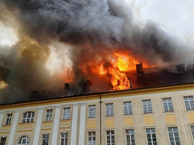 Szacunkowe straty po pożarze mogą sięgnąć nawet stu kilkudziesięciu milionów złotych.