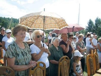 Uczestnicy mszy świętej chronili się przed ostrym słońcem pod parasolami Fot. Barbara Rotter-Stankiewicz