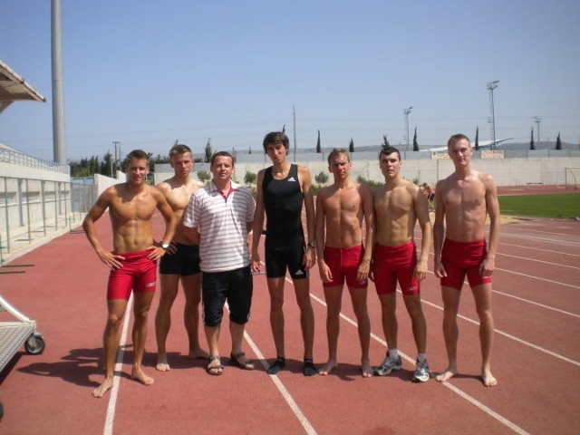 Trener Marek Rożej i szybkobiegacze. W czarnym stroju Rafał Omelko.