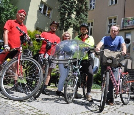 - Wycieczki rowerowe to sposób na życie - twierdzą Stanisław Koper, Liliana Rzechorzek, Jacek Stawarz i Sławomir Szota z klubu Rajder. - Do zobaczenia na trasie!