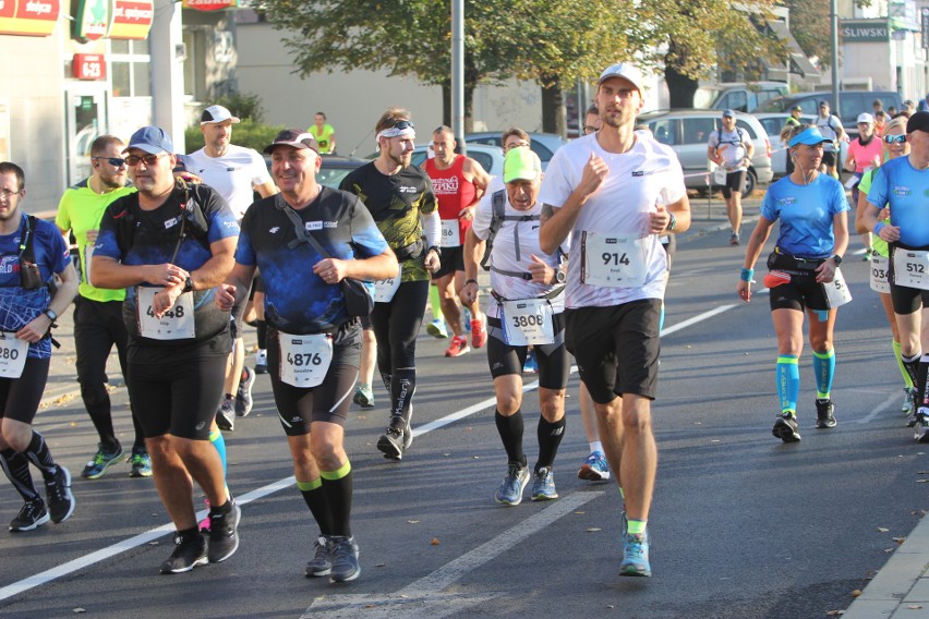 Zdjęcia z maratonu w Poznaniu 2018 - biegacze na pierwszym...