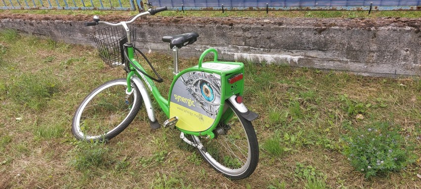 Zdewastowany rower przy Batorego w Zielonej Górze.
