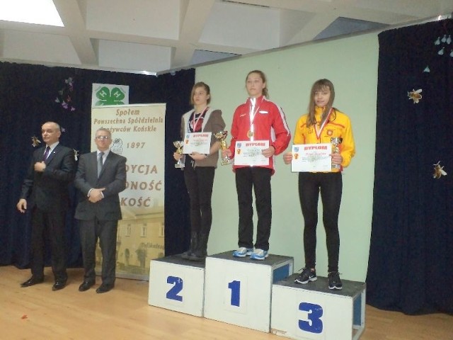 Bieg na 1500 metrów wygrała Paulina Witek (na najwyższym podium) z Żaczka Połaniec, przed Barbarą Berłowską z Bełchatowa i Kingą Kowalską ze Słoneczka Busko-Zdrój.