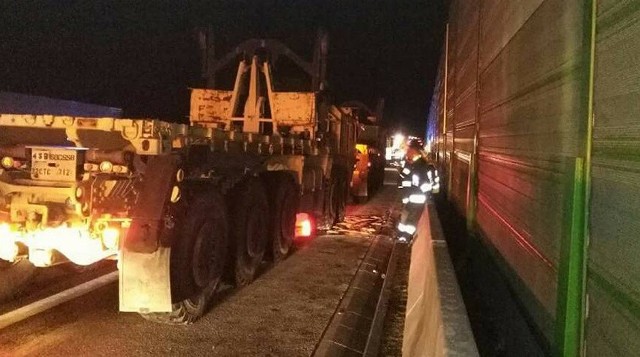 Strażacy zabezpieczyli ciężarówkę, aby nie doszło do wybuchu.