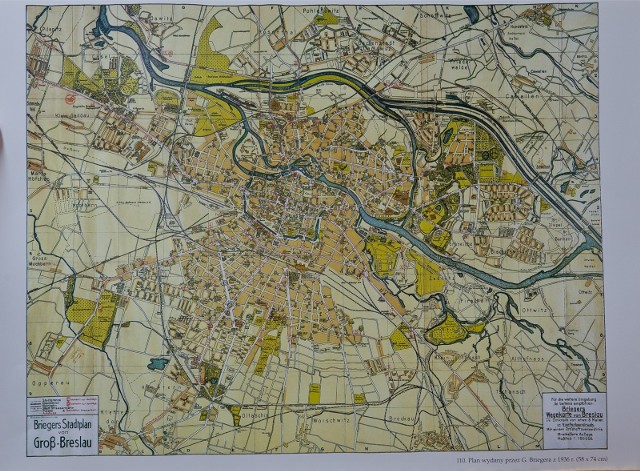 Plan Briegera z 1936 rokuPierwszą mapę Wrocławia namalowano na płótnie, jak obraz. Późniejsze wykonywano w różnych technikach graficznych. Były to między innymi drzeworyty, miedzioryty, akwaforty - dzięki temu plany stały się bardziej powszechne: można było robić ich kilkadziesiąt i więcej odbitek. - Plan i mapa, podobnie jak książka, w dawnych wiekach należały do obiektów luksusowych i mogli sobie na nie pozwolić tylko zamożni obywatele. We Wrocławiu posiadały je w swoich zbiorach znane biblioteki kościołów św. Marii Magdaleny, św. Elżbiety i św. Bernarda oraz bogaci patrycjusze - opowiada Halina Okólska z Muzeum Miejskiego Wrocławia. Dziś mapy dawnego Wrocławia można zobaczyć w naszej galerii zdjęć... Odnajdziecie Państwo na nich znane wam z dzisiejszego Wrocławia miejsca i ulice?