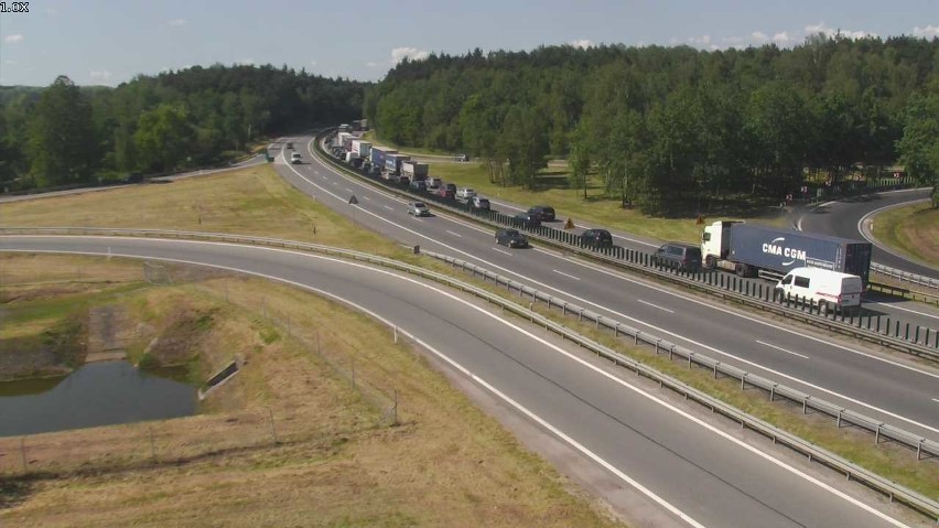 Kraków. Samochód osobowy najechał na tył przyczepy. Duże utrudnienia na A4