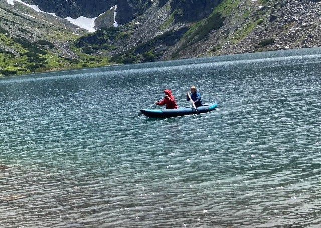 W środę na Czarnym Stawie Gąsienicowym w Tatrach pływały pontony. Wielu turystów zdziwiła ich obecność.