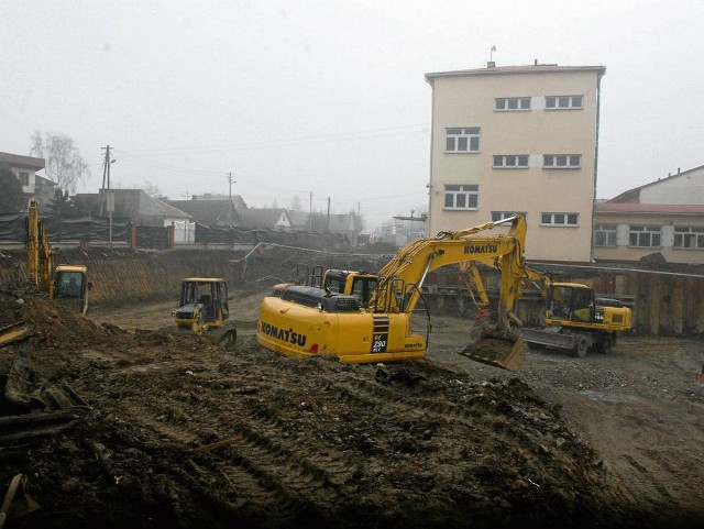 Z placu budowy krytej pływalni przy Zespole Szkół w Chełmcu doskonale widać budynki, których mieszkańcy teraz są całkowicie pozbawieni wody. Ich studnie wyschły, kiedy osuszano wykop