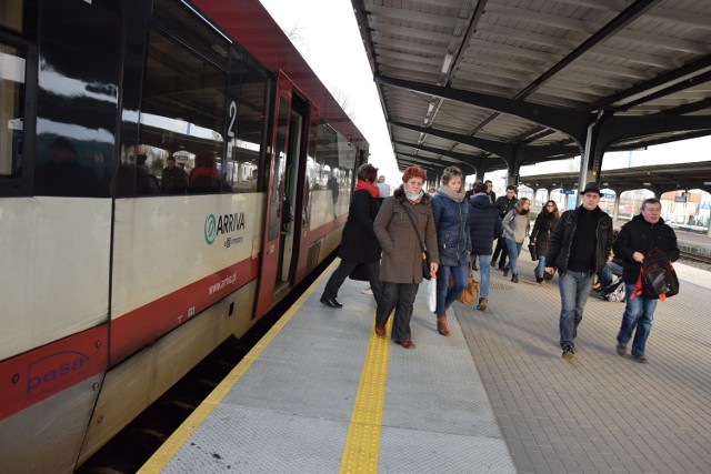 W środę sporo pasażerów wysiadło z pociągu, który przyjechał do Grudziądza  z Laskowic Pomorskich. - To bardzo potrzebne połączenie dla naszego miasta - mówią podróżni.