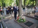 Kwiaty na grobie Emila Kalińskiego na Starym Cmentarzu w Łodzi. Jego nagrobek ma szansę na renowację ZDJĘCIA, FILM