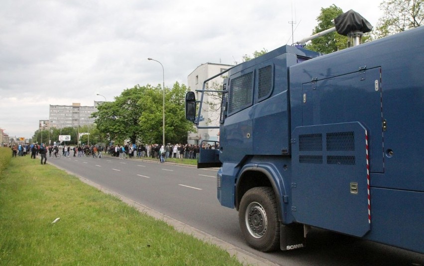 Zamieszki na Legnickiej po śmierci w komisariacie. Rzucali kamieniami w policję