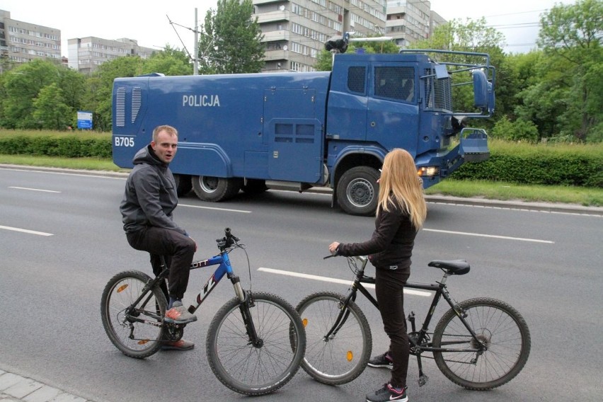 Zamieszki na Legnickiej po śmierci w komisariacie. Rzucali kamieniami w policję