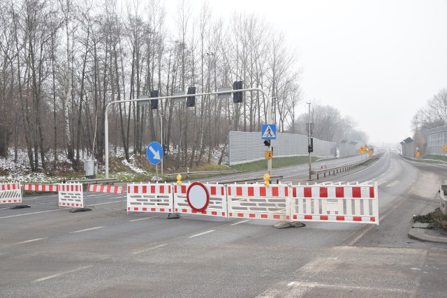 DK 1 Czechowicach-Dziedzicach jest zamknięta na ok. 2-kilometrowym odcinku. Objazd odbywa się ulicami Czechowic-Dziedzic. Konstrukcja nowego wiaduktu jest już widocznaZobacz kolejne zdjęcia. Przesuwaj zdjęcia w prawo - naciśnij strzałkę lub przycisk NASTĘPNE