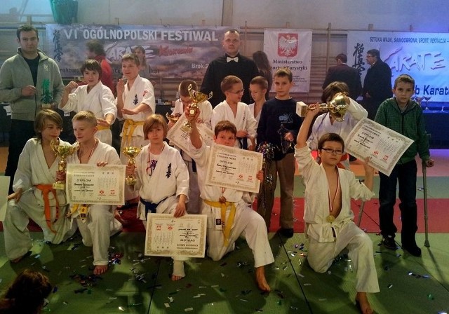 Zawodnicy Ostrołęckiego Klubu Karate Kyokushin z trofeami.